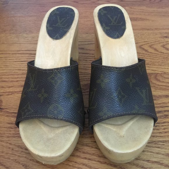 VINTAGE MULES CLOGS WOMENS 40 BROWN COATED CANVAS PLASTIC PLATFORM HEELS BOHO - Picture 1 of 16